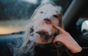 Κορίτσι που καπνίζει